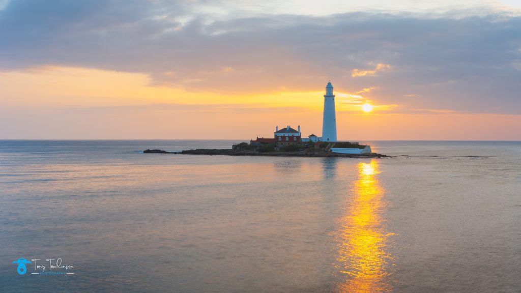 16 x 9. St Mary's Lighthouse, Northumberland, Seascape, Summer, sunrise